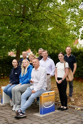 Vertreter vom Ortschaftsrat, der Stadt Staßfurt sowie EMS und GlasCom weihten die neue Solar-Power-Bank jetzt auf dem Dorfplatz in Löderburg ein