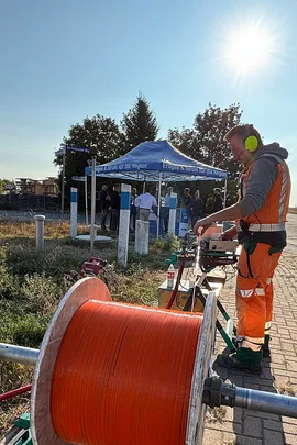 Pierre Berger von der Firma ABG lässt Glasfaserkabel mittels Luftdruck vom Schacht bis zur Hausanschlussdose bei einem Kunden im Gewerbegebiet Atzendorf „schweben“.